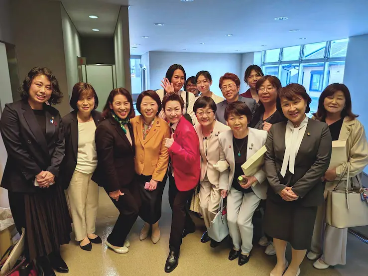 自見はなこ議員を囲んだ自民党女性局集合写真